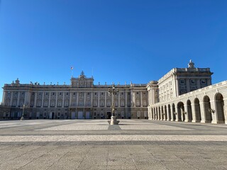 Obraz premium The royal palace in Madrid, Spain, under a clear, blue sky
