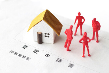 遺産相続のトラブルをミニチュア人形と家と文言で表現した写真