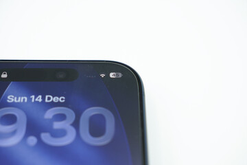 The lock screen display of a smartphone showing the date, time, battery percentage and a lock icon.