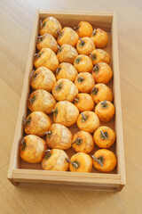 日本の食べ物｜干し柿を作る・枝をT字型に残し皮を剥いた柿