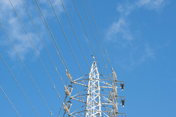 送電線の鉄塔と秋の青空
