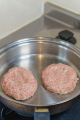 ハンバーグをフライパンで焼く