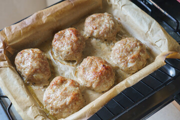 ハンバーグステーキをグリルトレーで焼く・豚ひき肉のハンバーグ