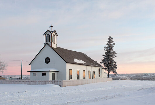 Capilla con ventanas rectangulares  con pino y paisaje nevado
