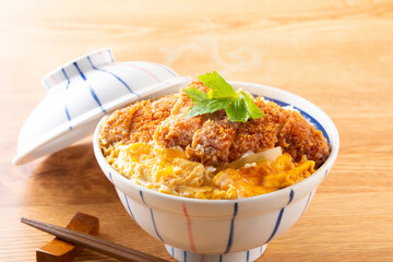 カツ丼を食べる