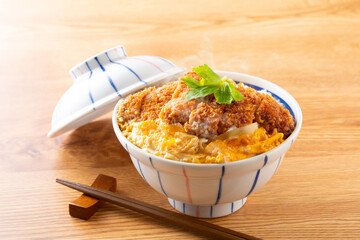 カツ丼を食べる