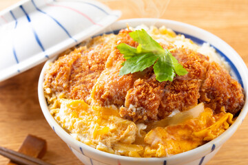 カツ丼を食べる
