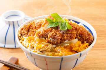 カツ丼を食べる