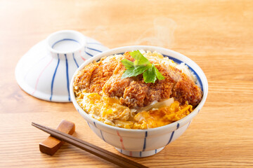 カツ丼を食べる