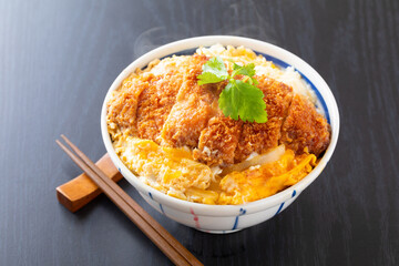 カツ丼を食べる