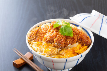 カツ丼を食べる