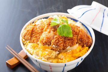 カツ丼を食べる