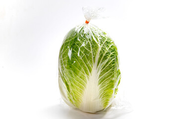 ビニール袋に入れた、販売用の白菜