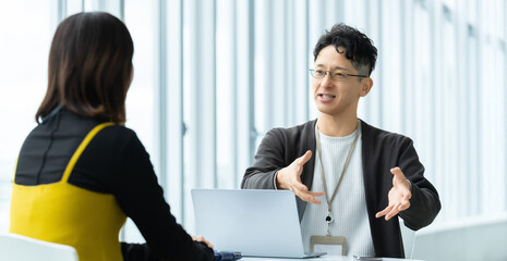 ミーティングをする男女2人のビジネスマン