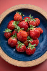 美味しそうなお皿の上のイチゴ　あまおう