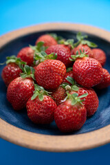 美味しそうなお皿の上のイチゴ　あまおう