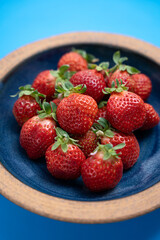 美味しそうなお皿の上のイチゴ　あまおう