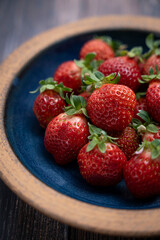 美味しそうなお皿の上のイチゴ　あまおう