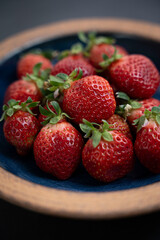 美味しそうなお皿の上のイチゴ　あまおう