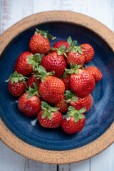 美味しそうなお皿の上のイチゴ　あまおう