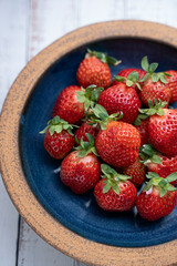 美味しそうなお皿の上のイチゴ　あまおう