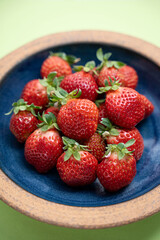 美味しそうなお皿の上のイチゴ　あまおう