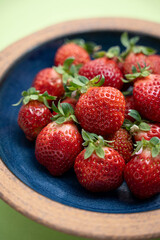 美味しそうなお皿の上のイチゴ　あまおう