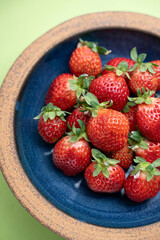 美味しそうなお皿の上のイチゴ　あまおう