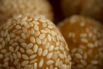 Crispy Glutinous Rice Balls Coated in Sesame Seeds