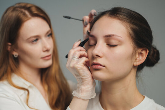 Educational Session Showcasing Eyeshadow Application And Seamless Blending Methods With Models