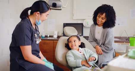 Wandcirkels Tandarts Girl, smile and dentist for consultation with discussion, oral hygiene and mouth cleaning service. Mother, health professional and orthodontic inspection for dental care with child for checkup  © Kobus L/peopleimages.com