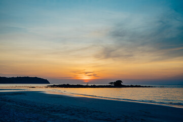 Fototapeta premium Sunset over historic Koh Jai Dee islet off Ngam Kho Beach, Koh Kood