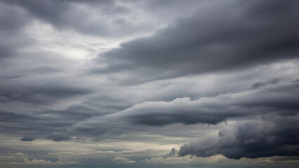 Obraz premium Dramatic gray clouds filling the sky before an approaching storm 