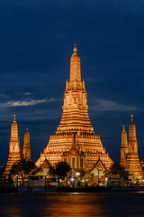 Fototapeta premium Illuminated Wat Arun at twilight in Bangkok Thailand offering a stunning cultural experience