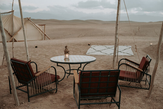 Espace lounge ext&eacute;rieur dans un campement de d&eacute;sert au Maroc