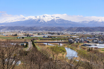 北海道富良野市、富良野川の奥にそびえる富良野岳、前富良野岳、十勝岳【4月】