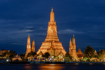 Fototapeta premium Enchanting Wat Arun illuminated at dusk, showcasing Thailands cultural beauty in Bangkok