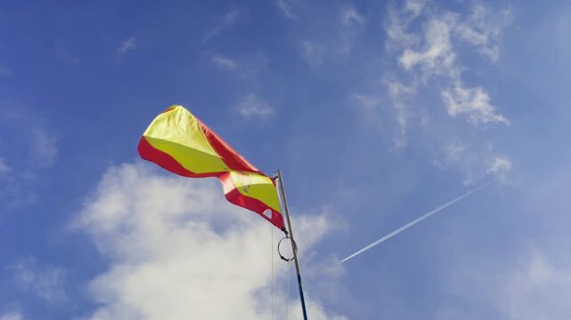 BANDERA DE ESPA&Ntilde;A Y AVI&Oacute;N CON CIELO AZUL DE FONDO