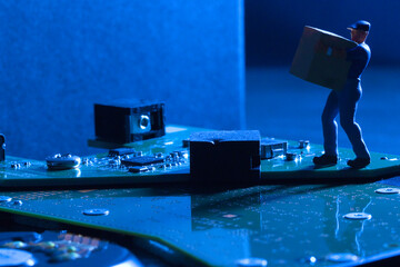 Logistica digital, repartiendo el big data en el servidor miniature worker managing data box on technology circuit