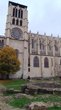 Fa&ccedil;ade et tour de la cath&eacute;drale Saint-Jean-Baptiste de Lyon