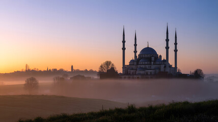 Obraz premium Golden Sunset Over Historic Mosque