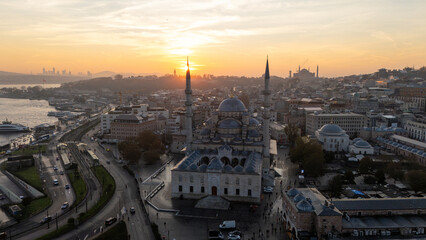Naklejka premium New mosque and istanbul cityscape during sunrise