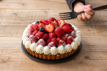 苺のタルトを食べる