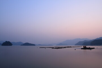 牡蠣筏が並ぶ海の夕暮れ
