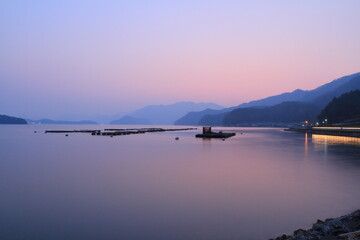 牡蠣筏が並ぶ海の夕暮れ
