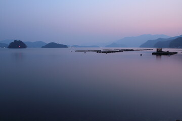朝焼けに染まる海