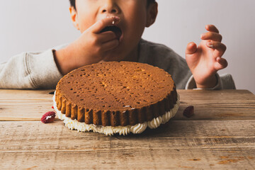 転倒したケーキを食べる子供