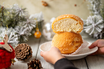 シュークリームを持つ手