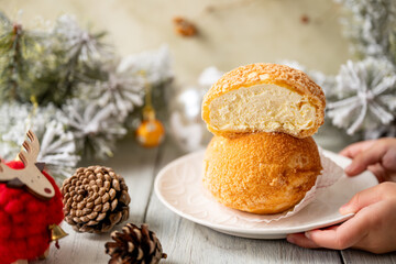 シュークリームを持つ手