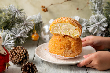 シュークリームを持つ手